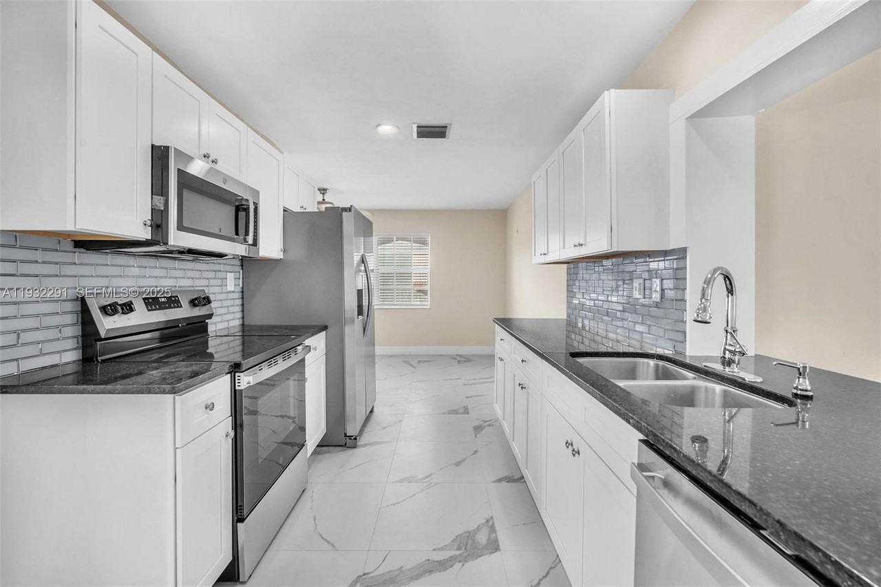 4655 Nw 41st Pl - Photo 5 of 10