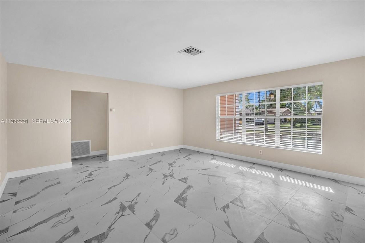 4655 Nw 41st Pl - Photo 7 of 10