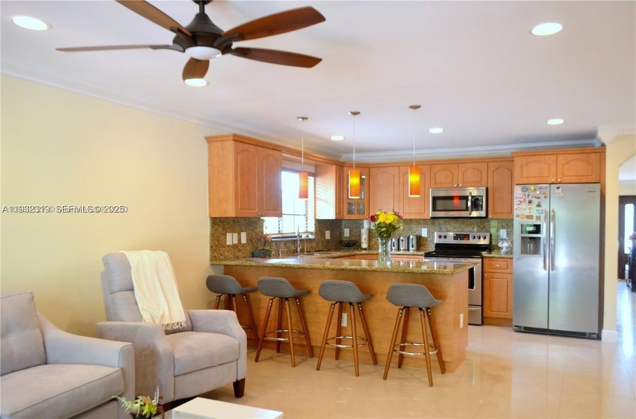 2237 Sw 63rd Ave #0 - Photo 4 of 9