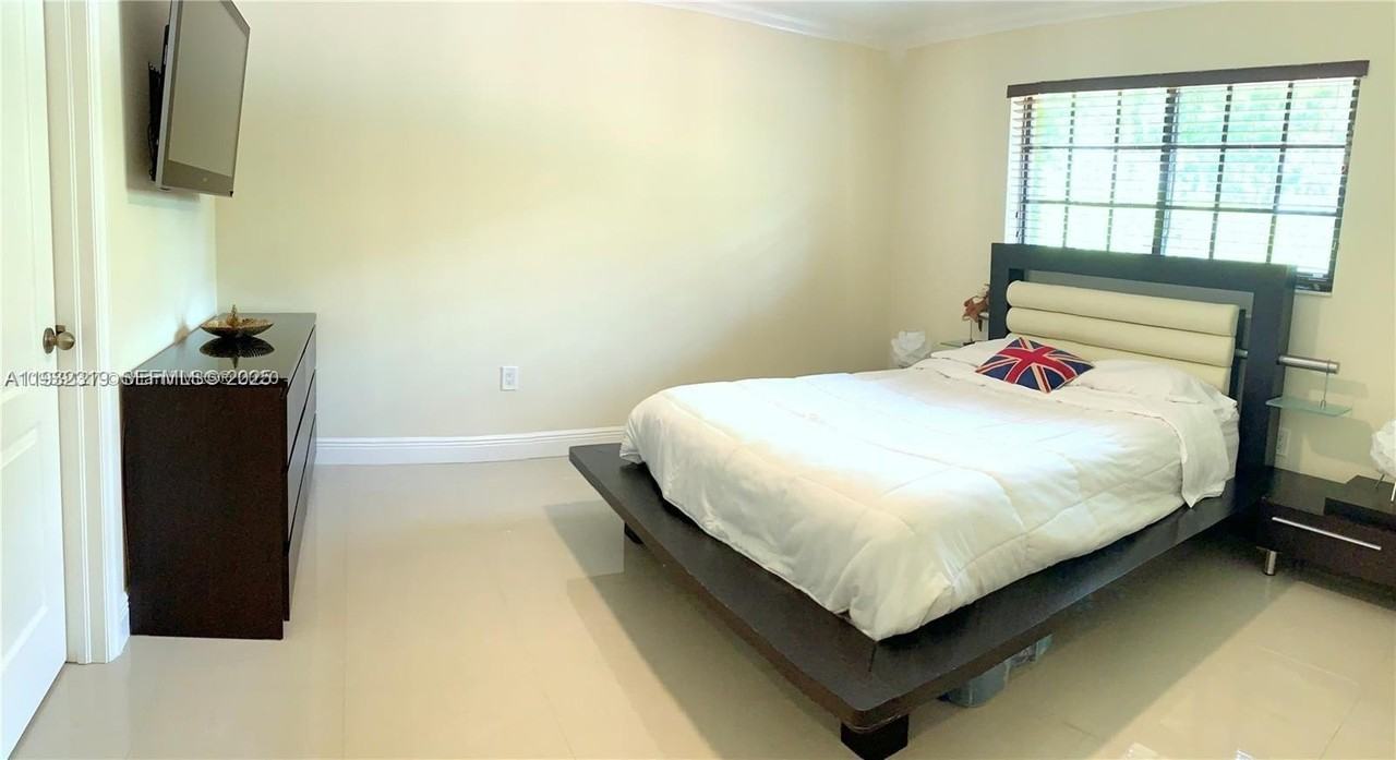 2237 Sw 63rd Ave #0 - Photo 5 of 9