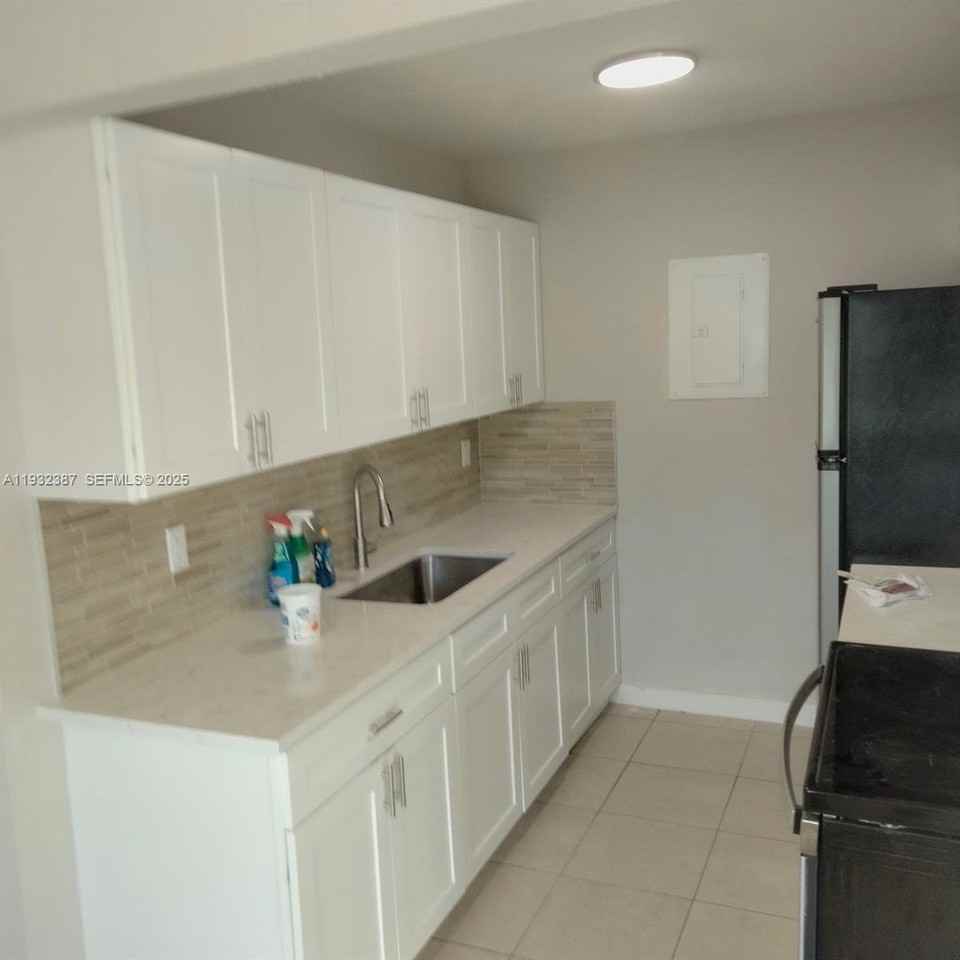 405 Sw 13th Pl #102 - Photo 2 of 8