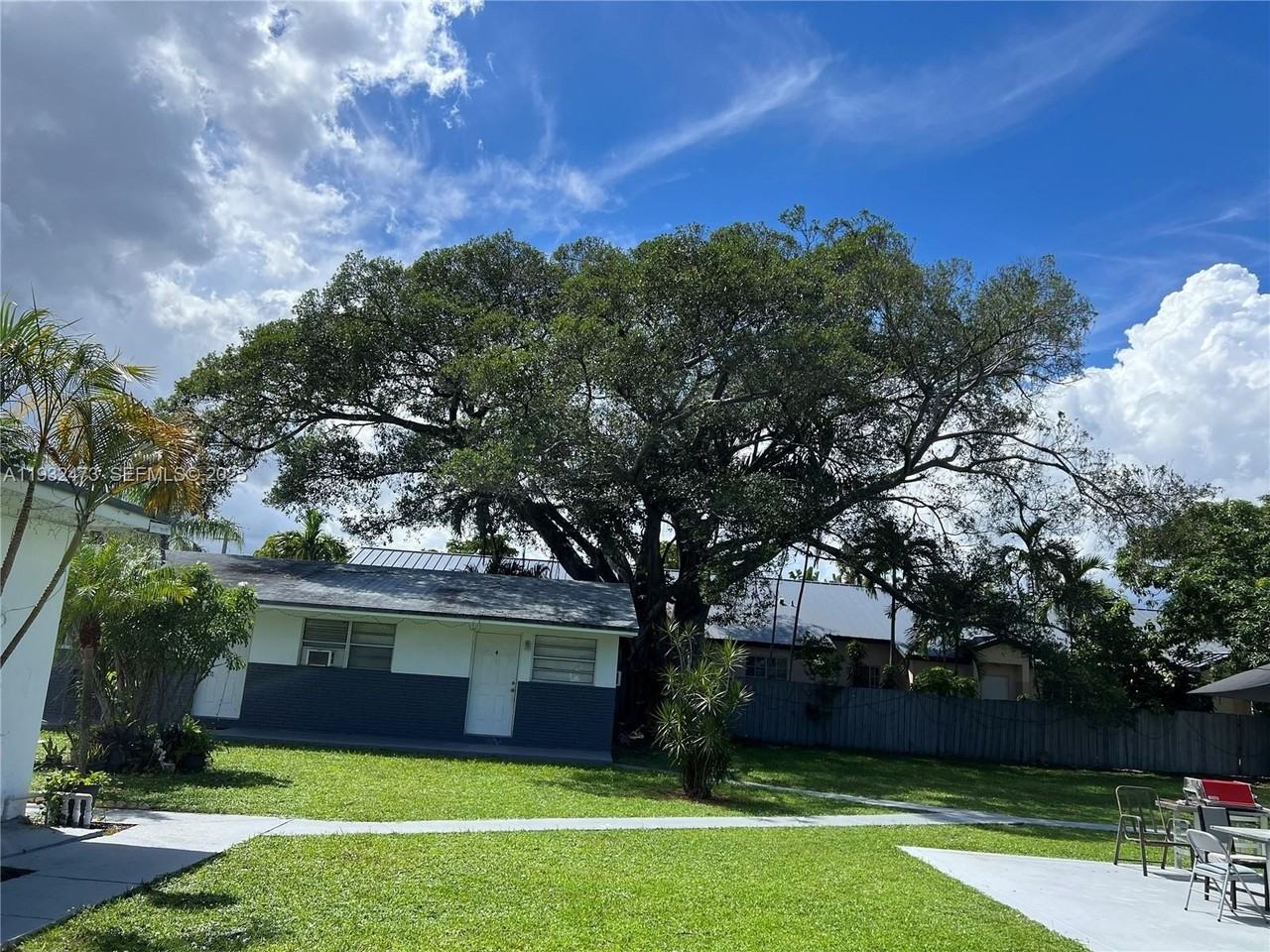 325 Ne 2nd St #4 - Photo 3 of 12