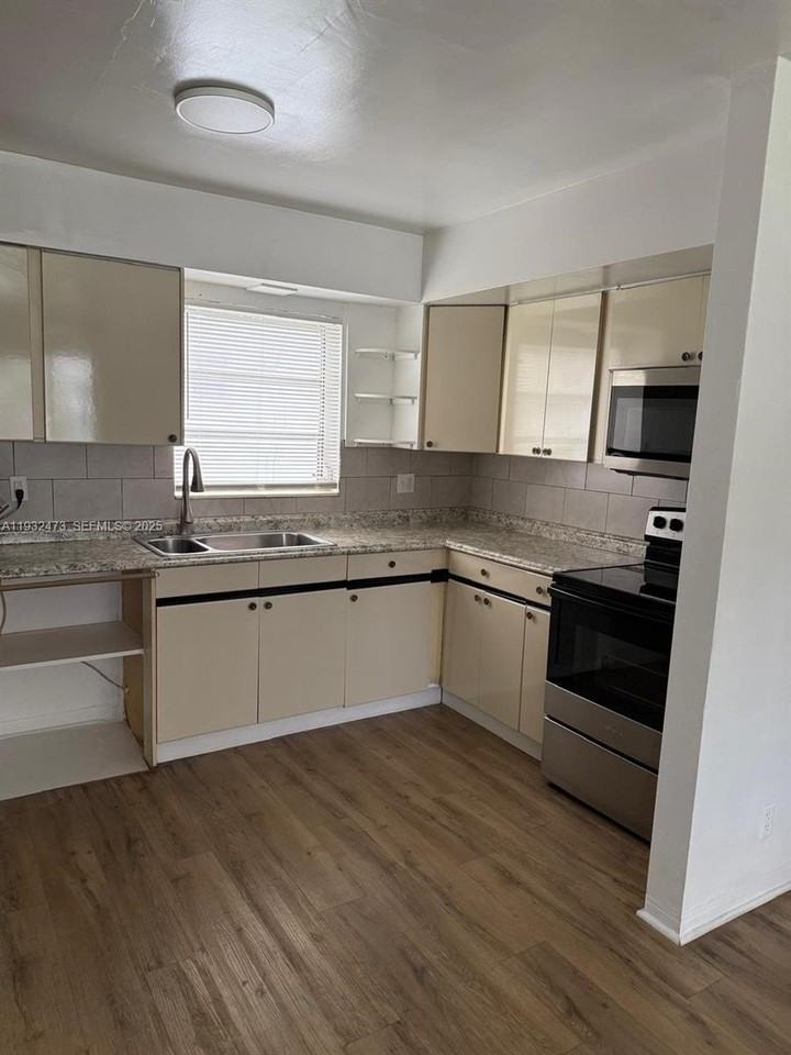 325 Ne 2nd St #4 - Photo 7 of 12