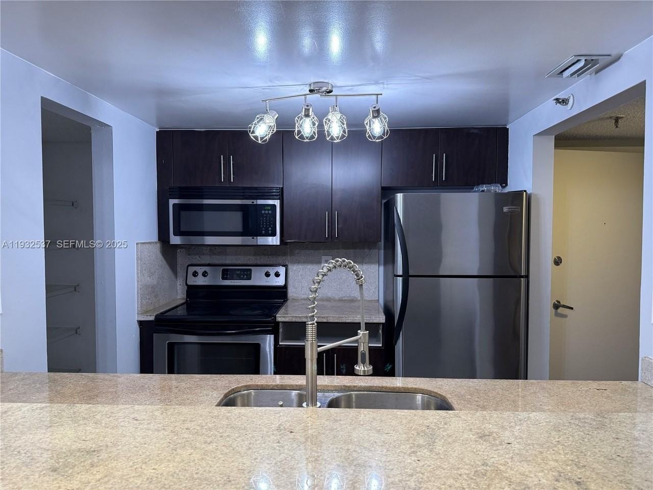 850 N Miami Ave #W805 - Photo 2 of 5