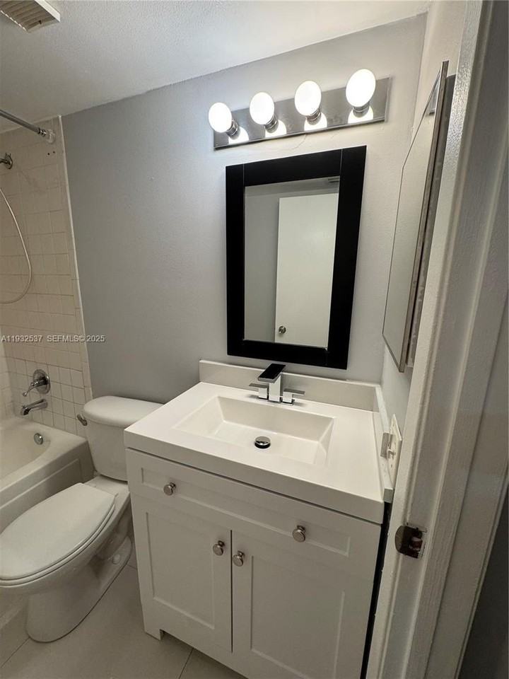 850 N Miami Ave #W805 - Photo 3 of 5