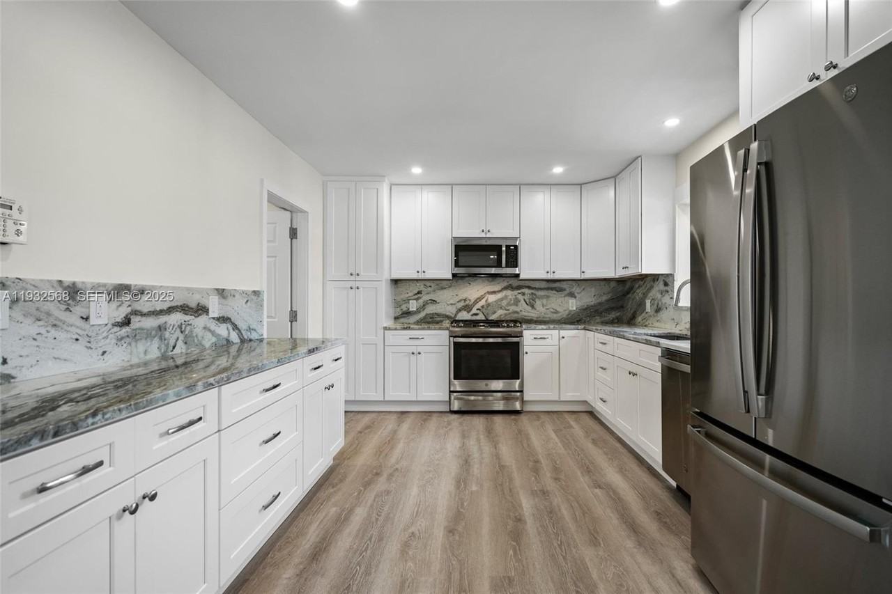 251 Se 7th St - Photo 3 of 41