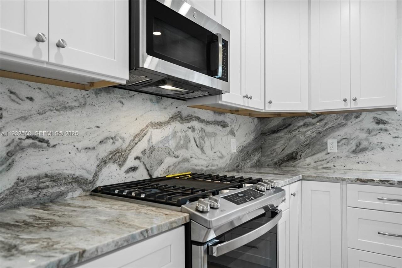 251 Se 7th St - Photo 5 of 41