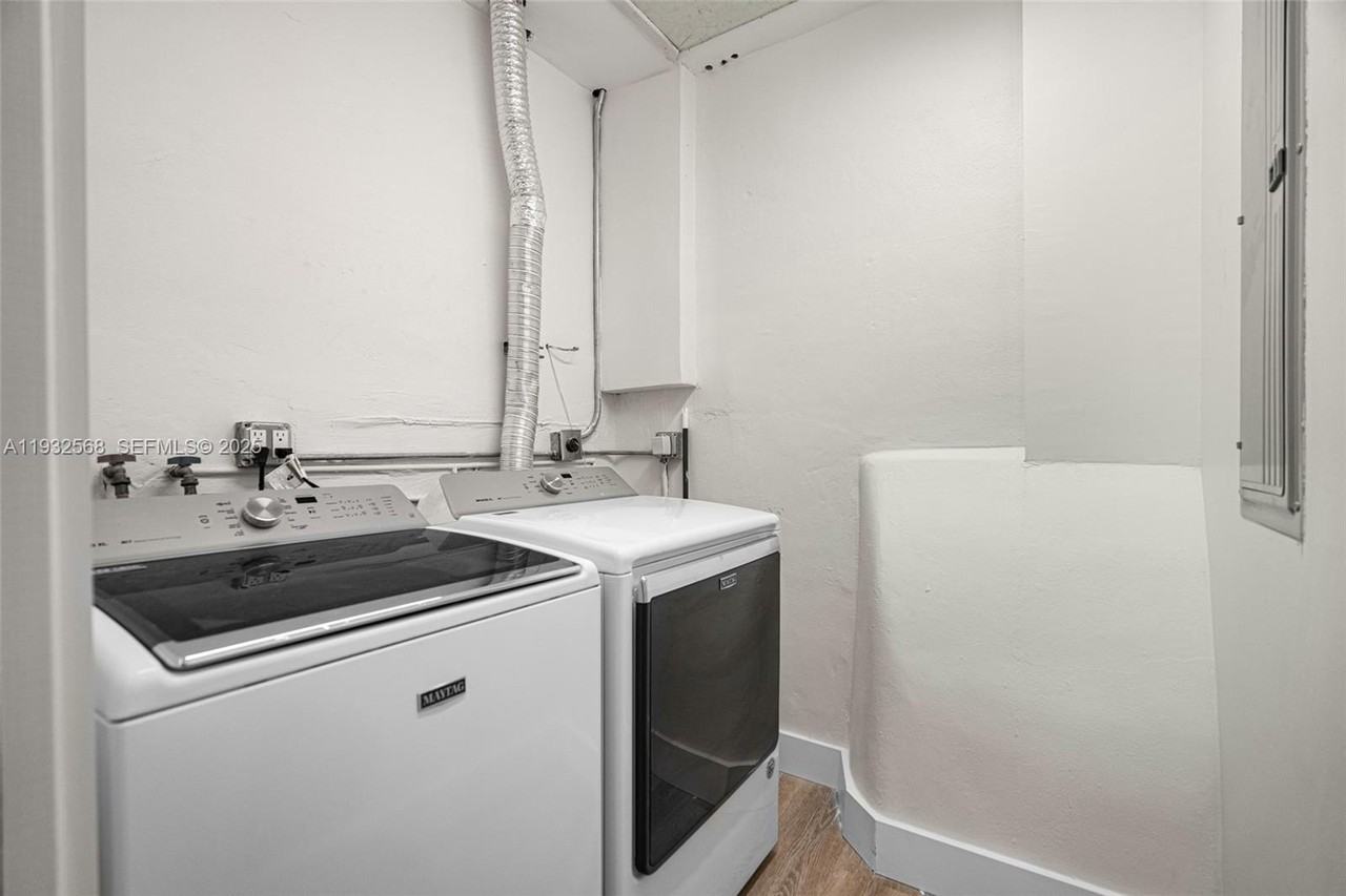 251 Se 7th St - Photo 7 of 41