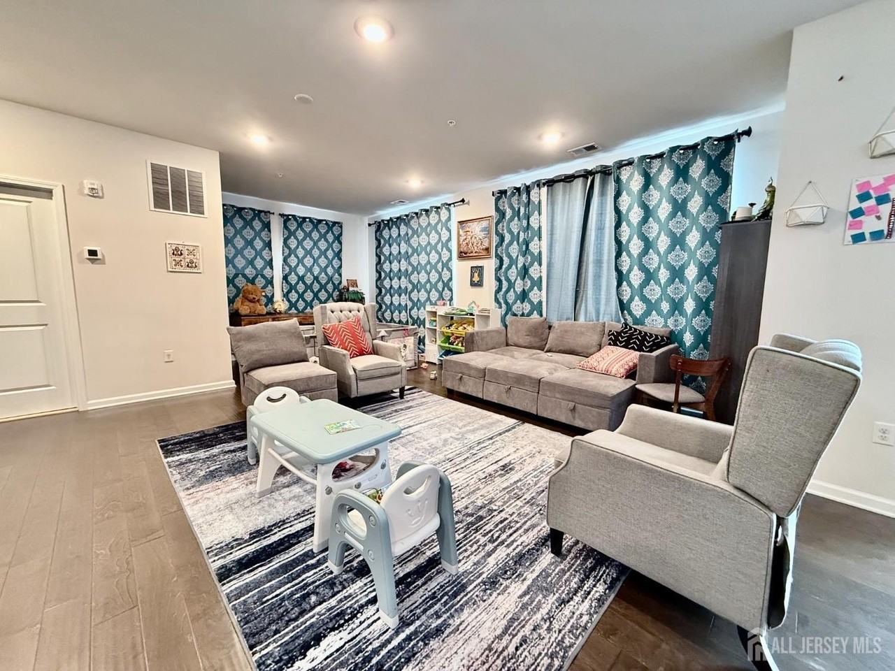 102 Dickson Ct - Photo 3 of 20