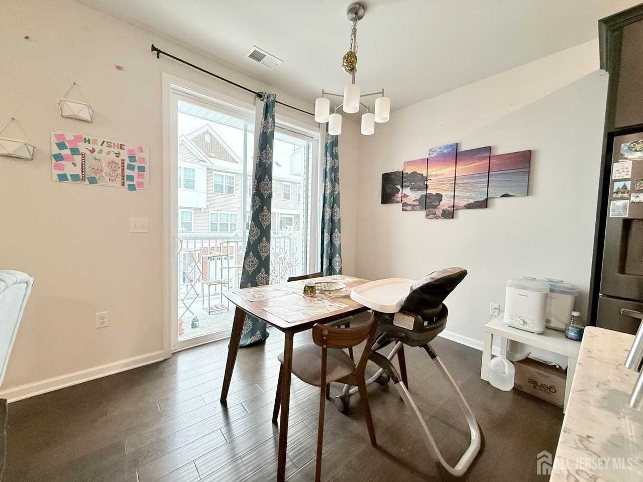 102 Dickson Ct - Photo 4 of 20