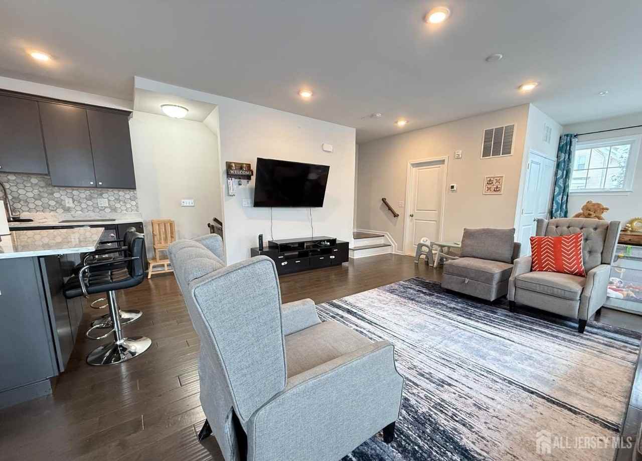 102 Dickson Ct - Photo 6 of 20