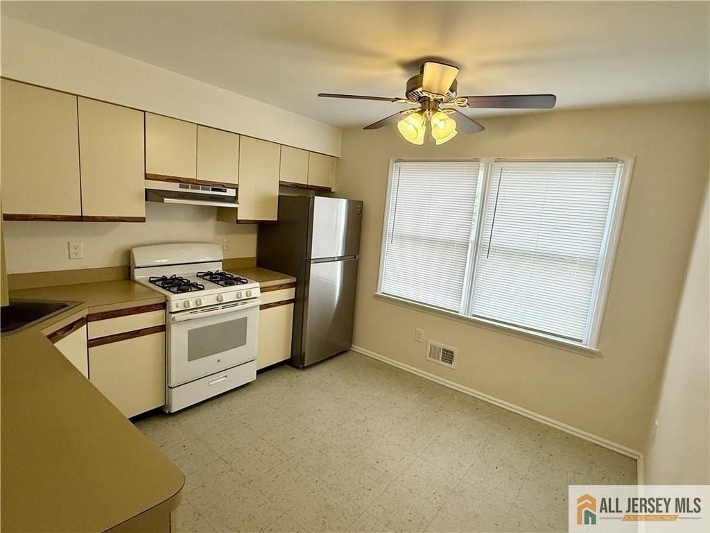 285 S Lincoln Ave - Photo 4 of 11