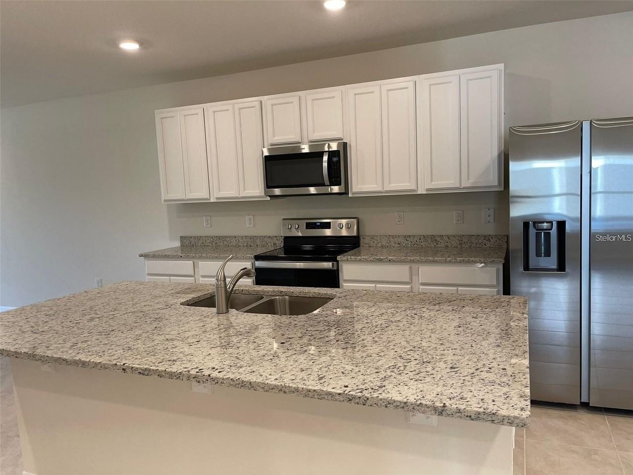 2738 Sunkissed Dr - Photo 4 of 16