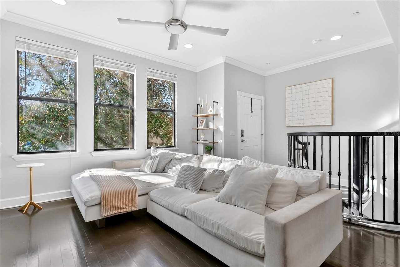 548 Copley Ln - Photo 3 of 38