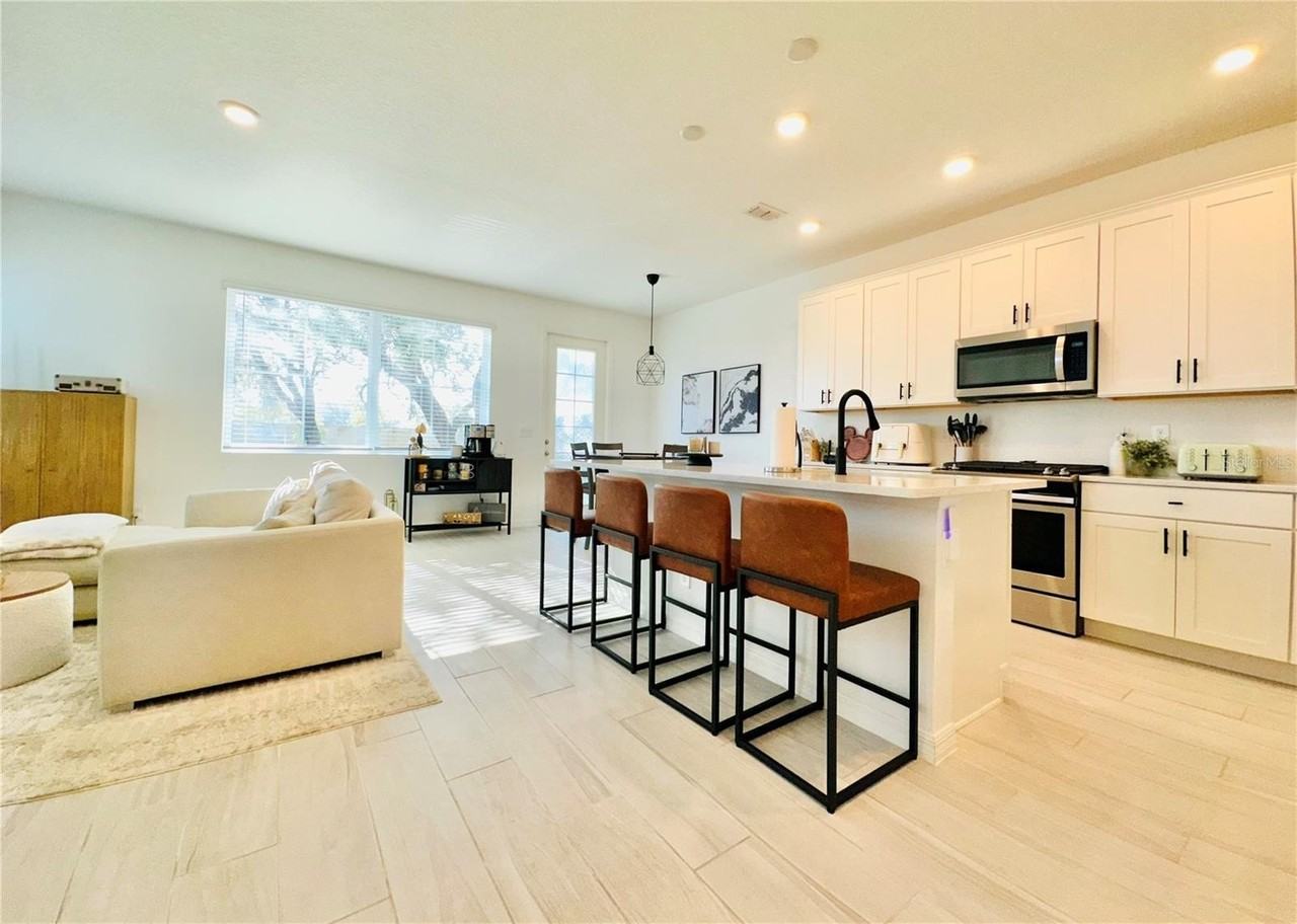 745 Benoi Dr - Photo 5 of 32