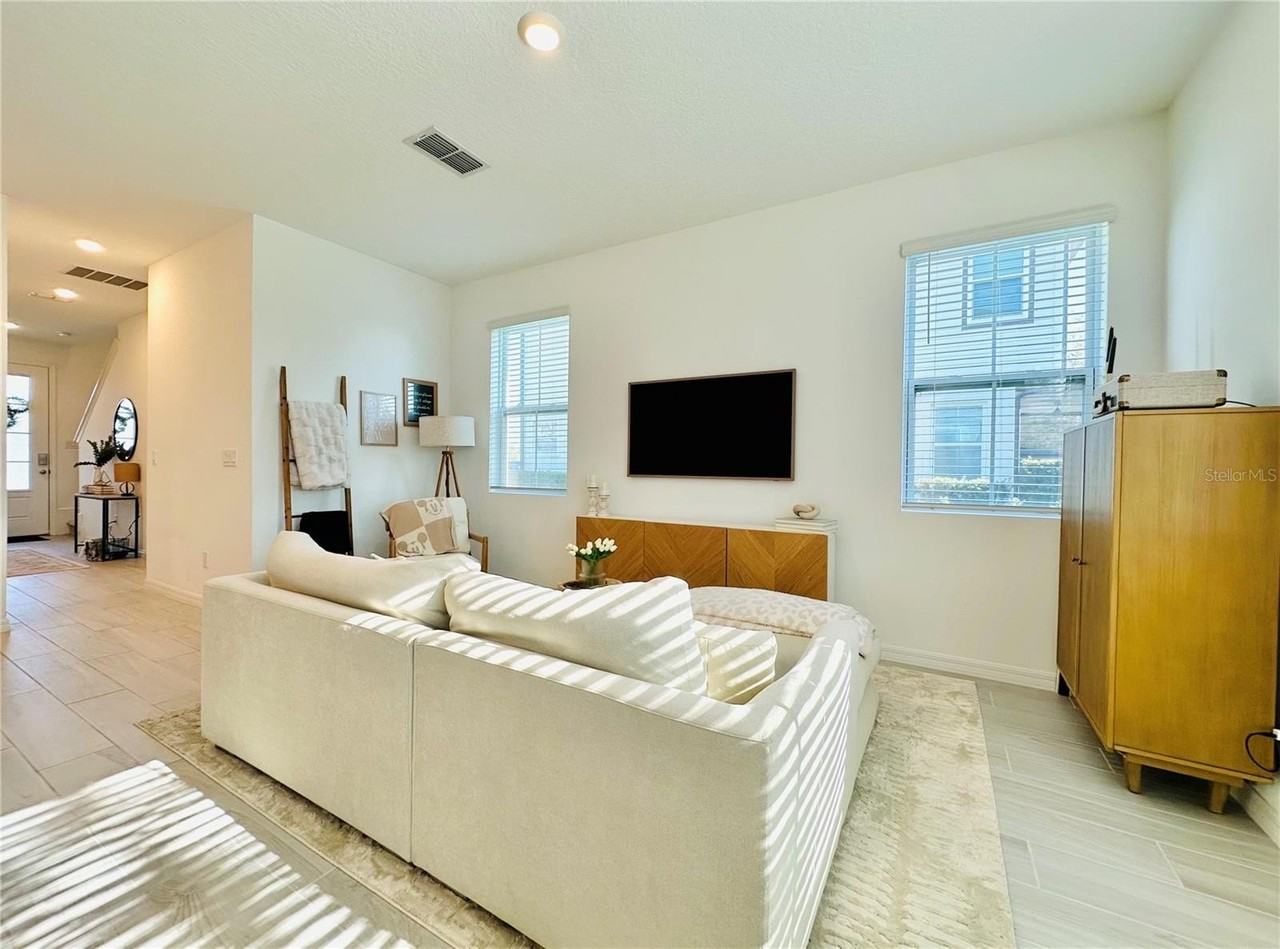 745 Benoi Dr - Photo 6 of 32