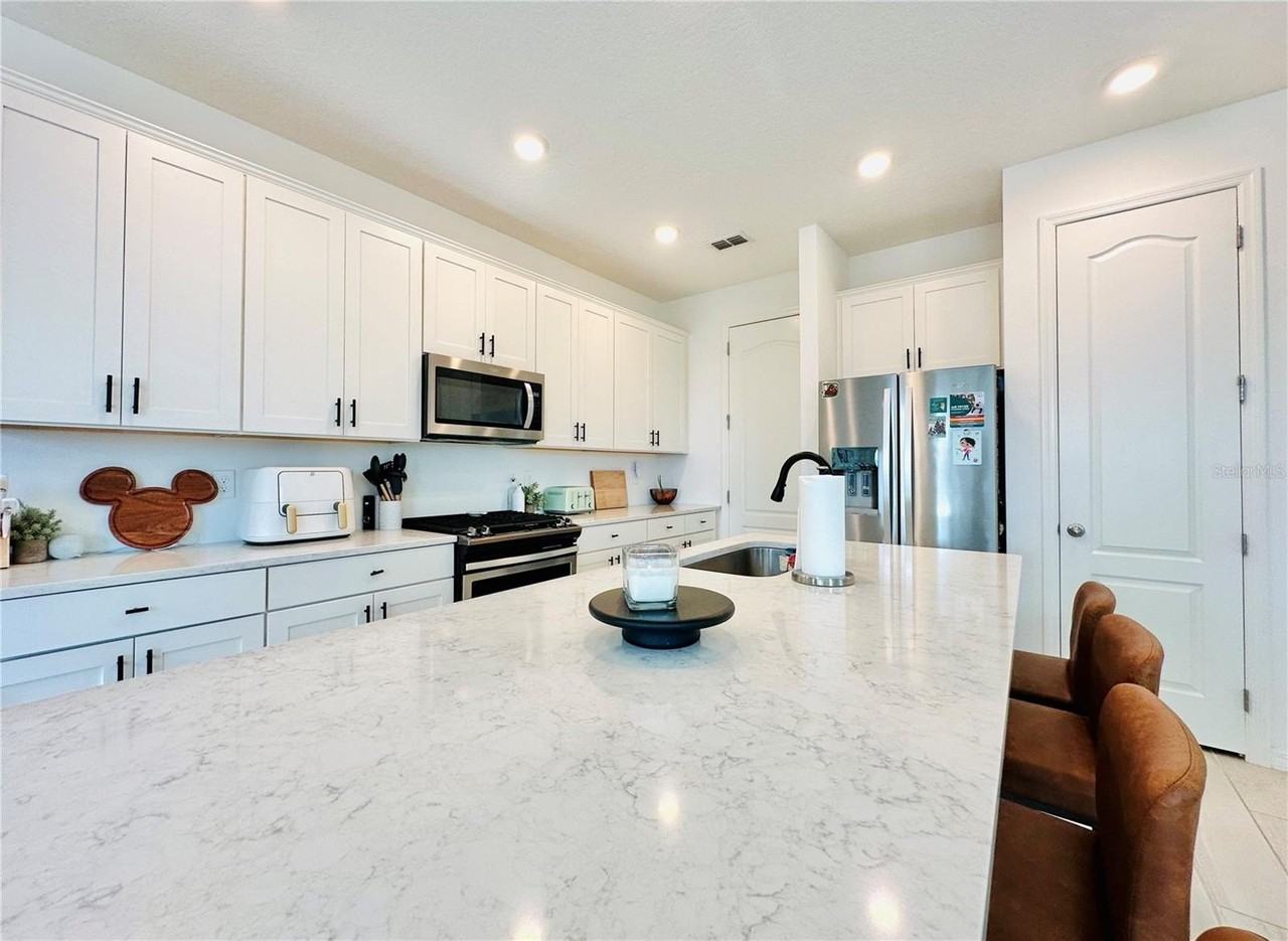 745 Benoi Dr - Photo 7 of 32