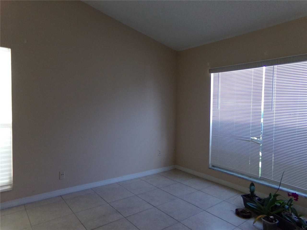 1041 Kelsey Ave - Photo 4 of 31