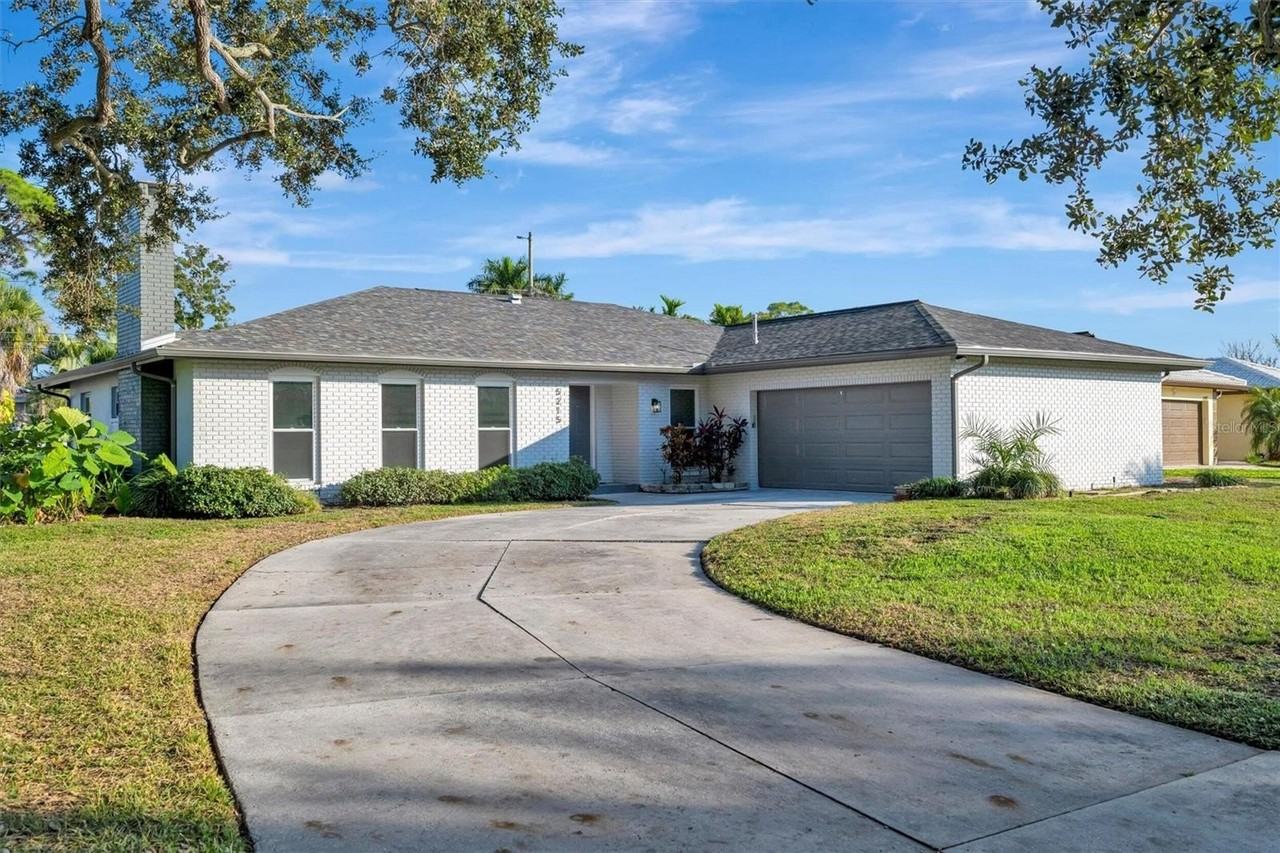 5215 Denver St Ne - Photo 2 of 25