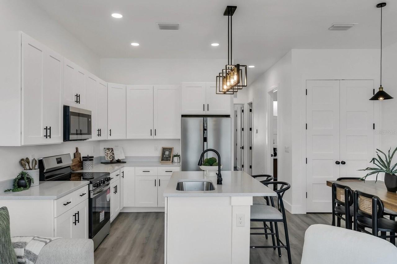 7016 S Mascotte St - Photo 6 of 33