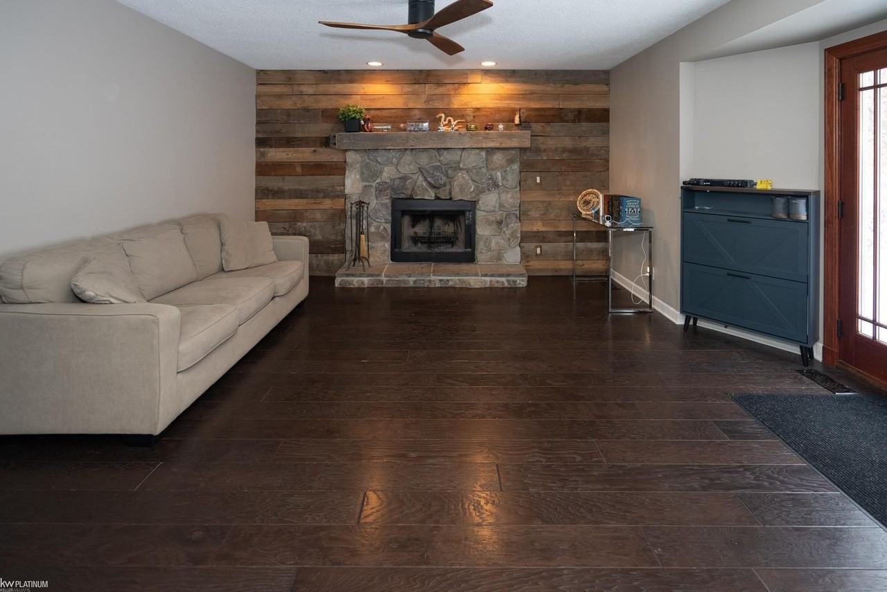 118 Jamestown Dr - Photo 2 of 33