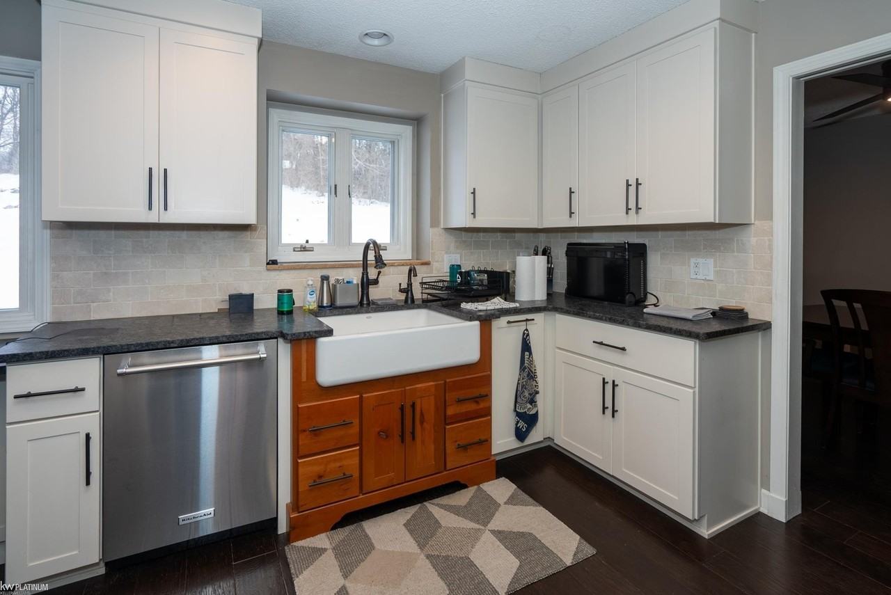 118 Jamestown Dr - Photo 3 of 33