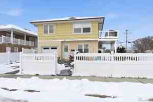 featured image of 401 W Walnut Street unit: Upper #UPPER