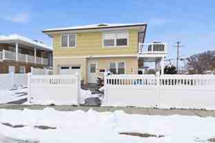 401 W Walnut Street unit: Upper #UPPER - Photo 1 of 1