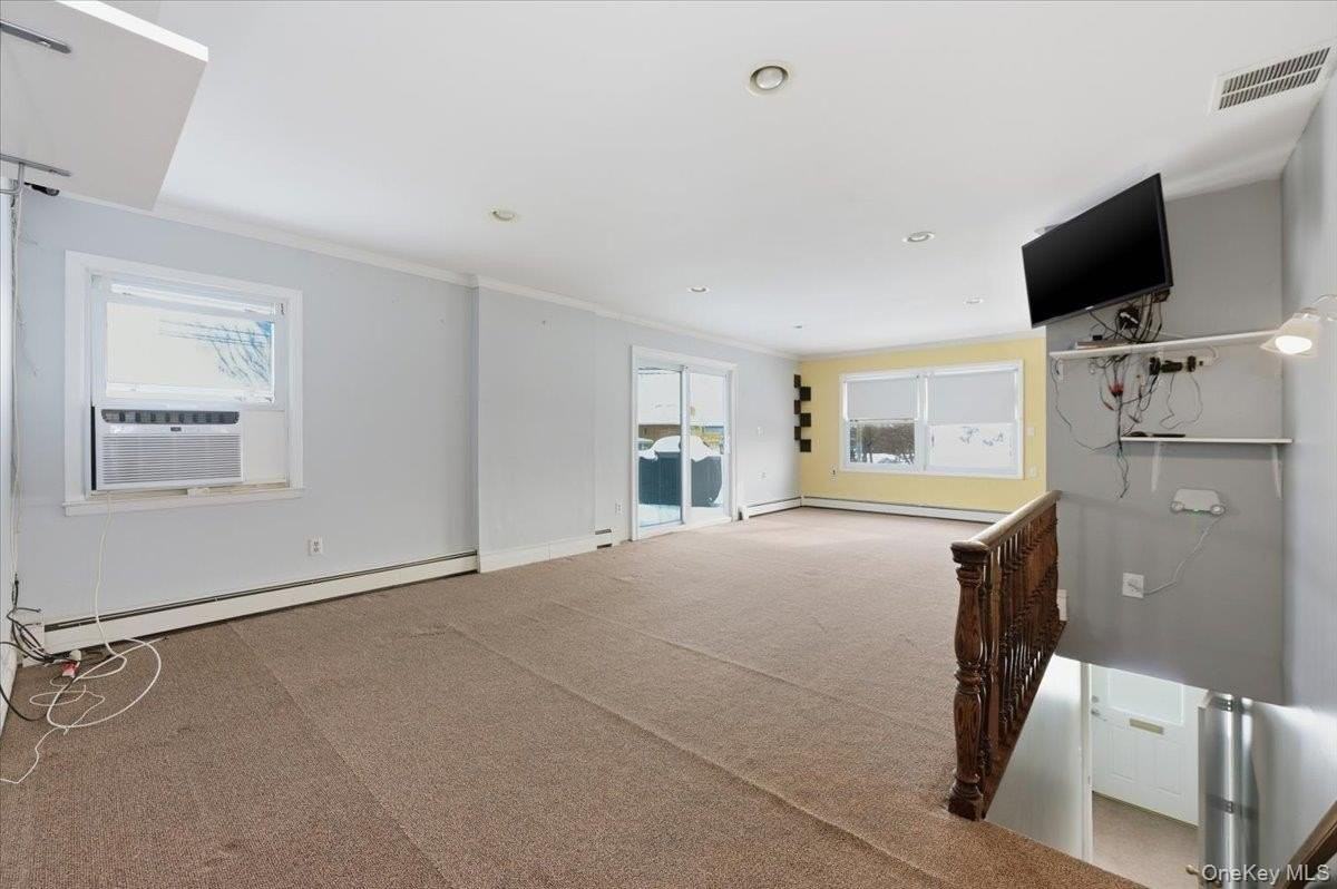 401 W Walnut Street unit: Upper - Photo 2 of 17