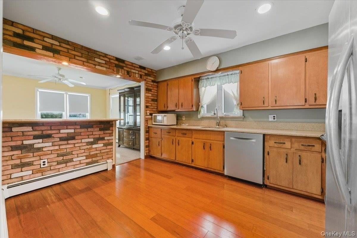 401 W Walnut Street unit: Upper - Photo 7 of 17