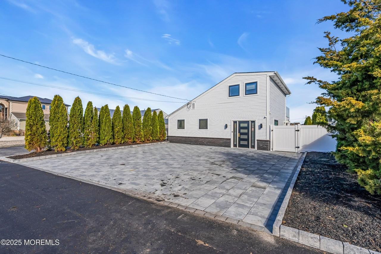 320 Silver Lagoon Dr - Photo 4 of 50