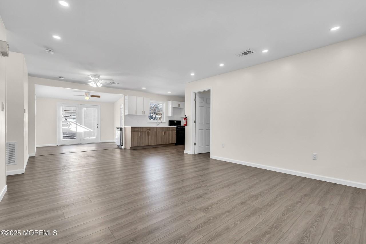 140 Main Bayway - Photo 4 of 16