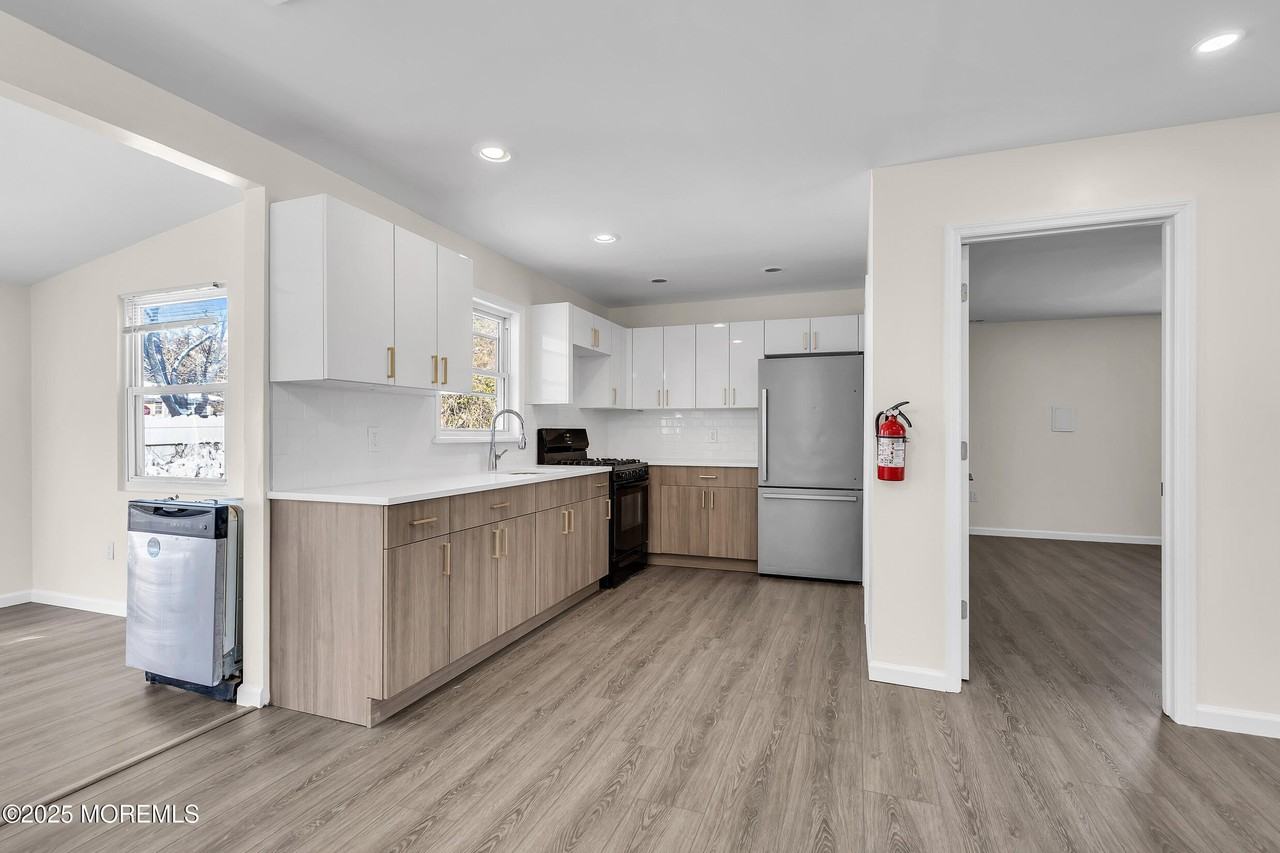 140 Main Bayway - Photo 5 of 16