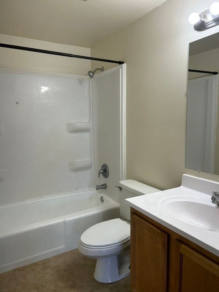 1135 Royal Blvd #2N - Photo 5 of 8