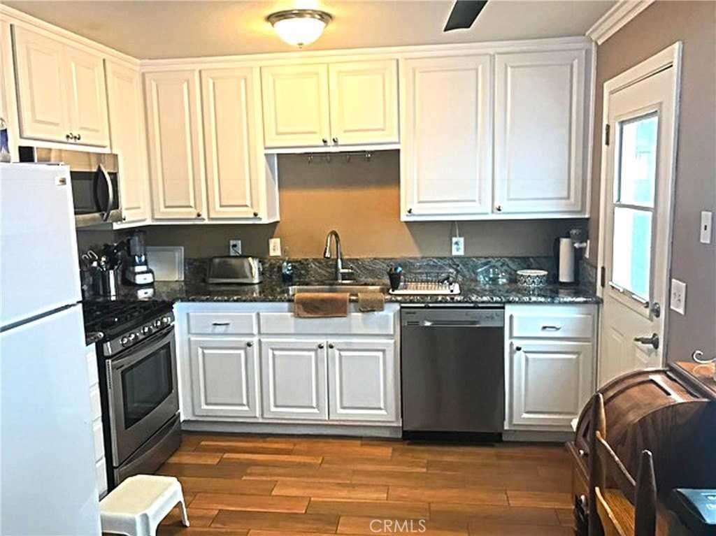 20011 Shorewood Cir - Photo 3 of 15