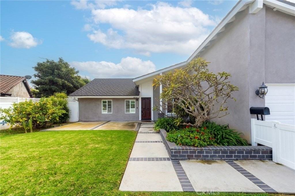 10092 Dana Dr - Photo 3 of 33