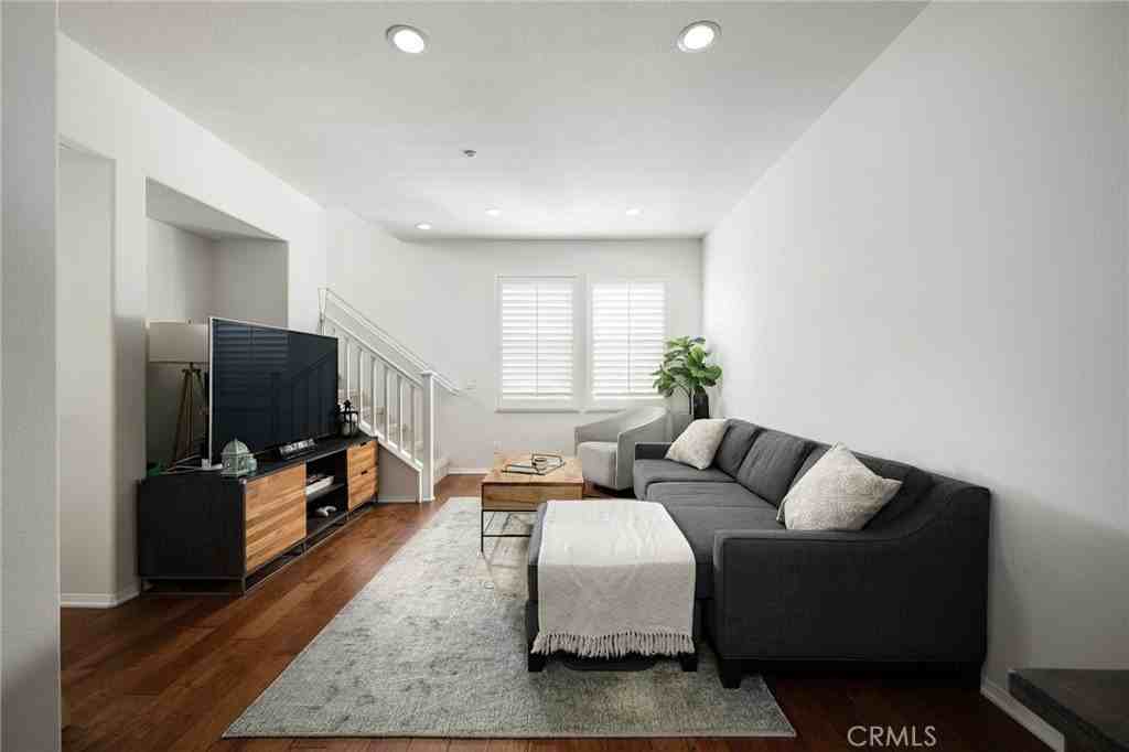 142 Pantheon - Photo 3 of 32