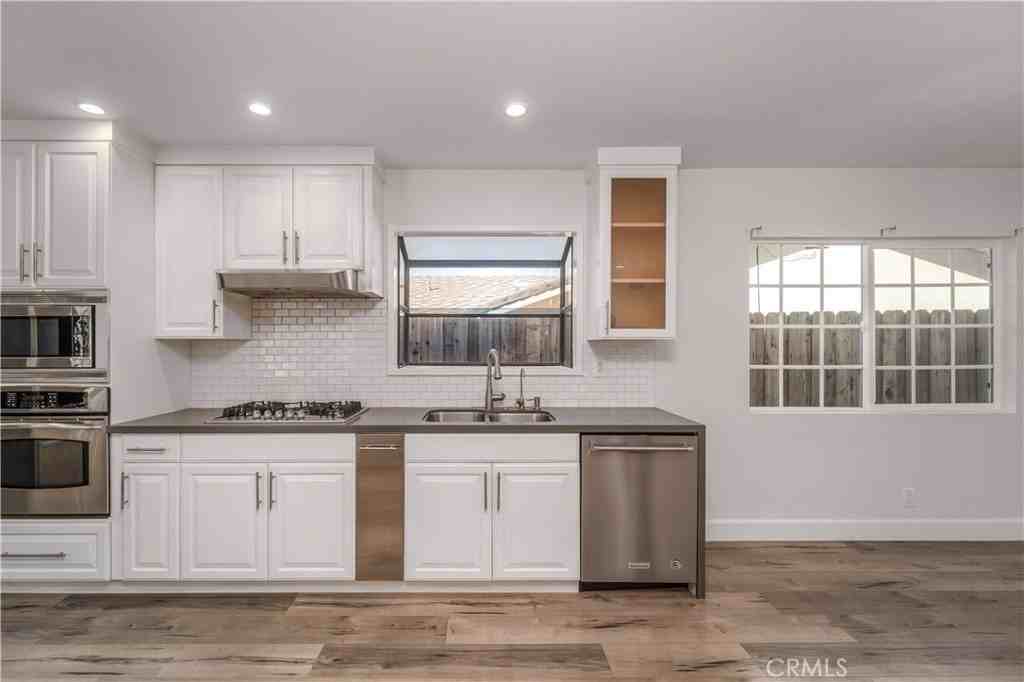 21711 Mulholland Dr - Photo 3 of 26