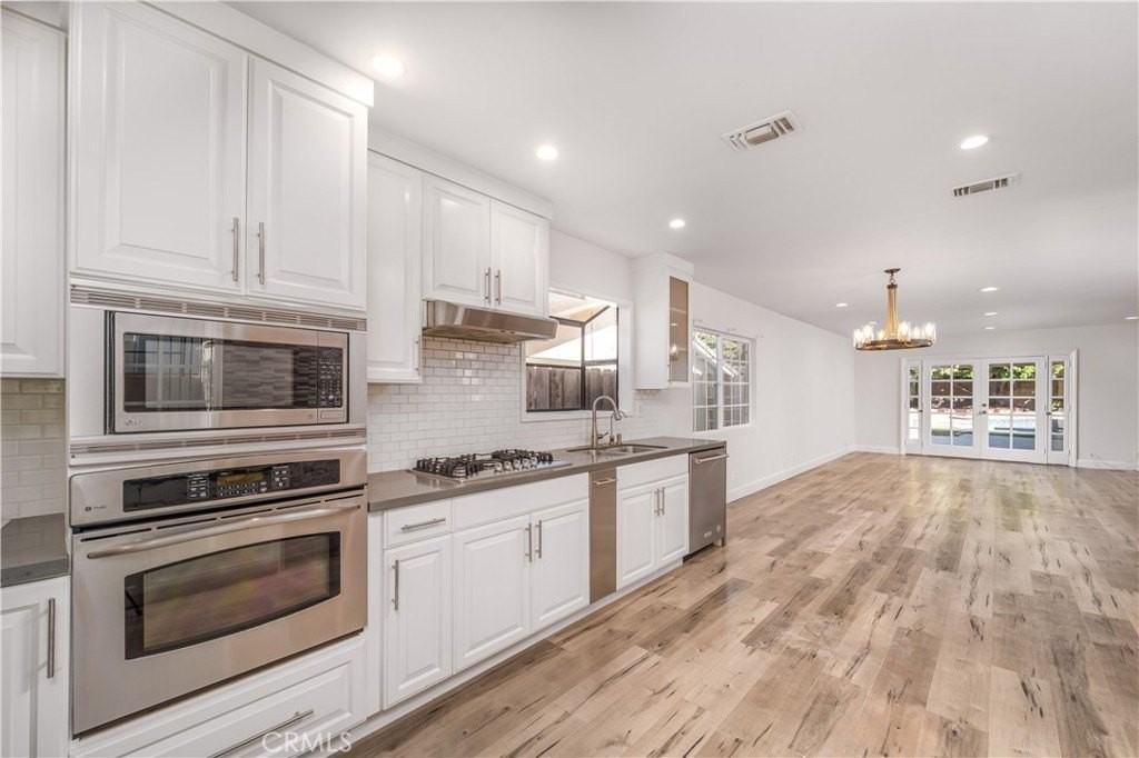 21711 Mulholland Dr - Photo 4 of 26