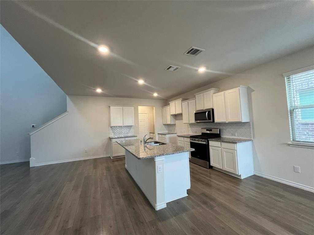 1601 Princeton Dr - Photo 4 of 22