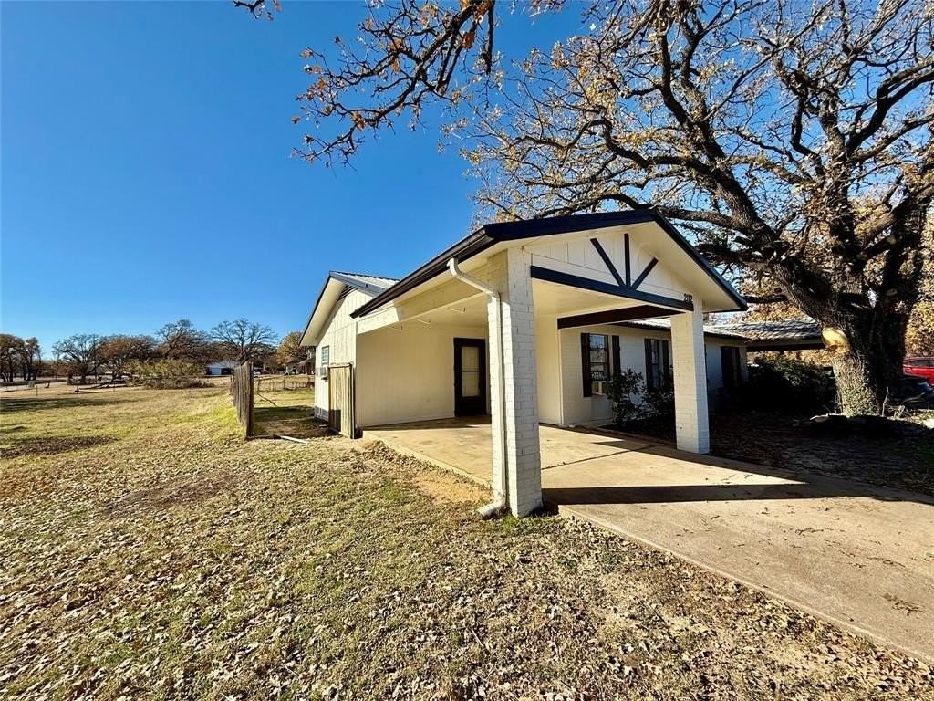 2112 Tanglewood St - Photo 2 of 26