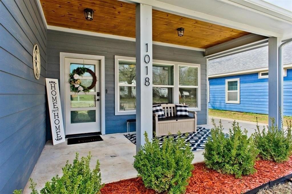 1018 Chase St - Photo 2 of 27