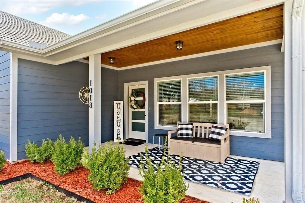 1018 Chase St - Photo 3 of 27