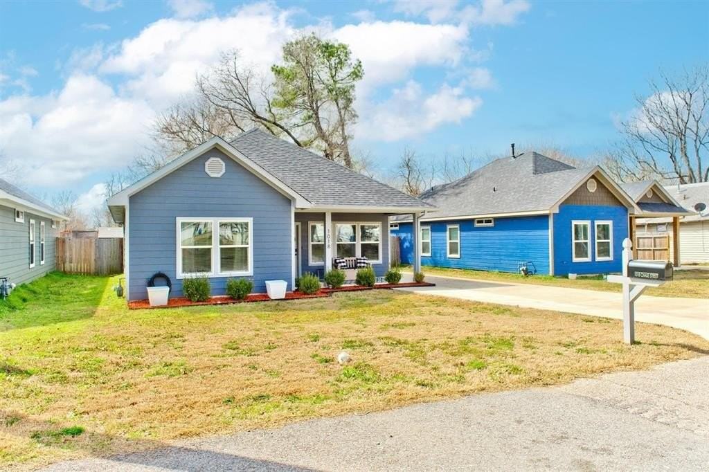 1018 Chase St - Photo 4 of 27