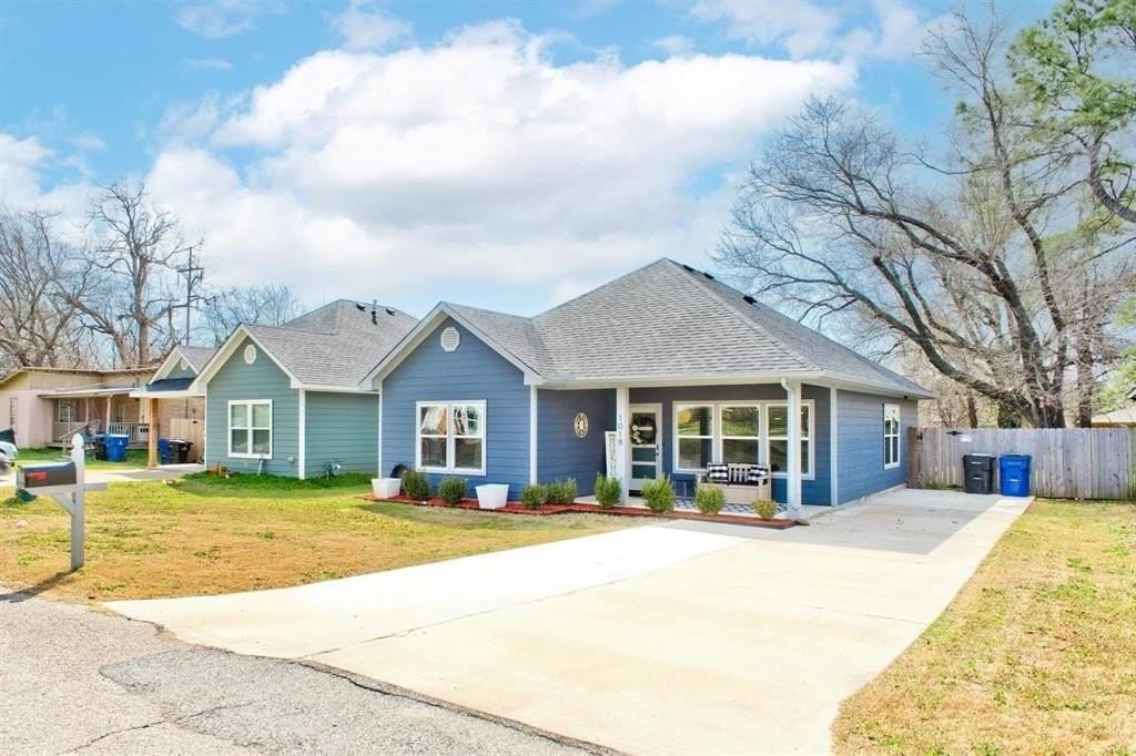 1018 Chase St - Photo 5 of 27