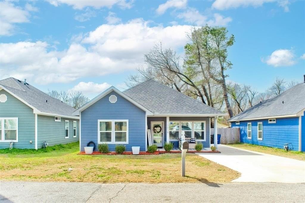 1018 Chase St - Photo 6 of 27