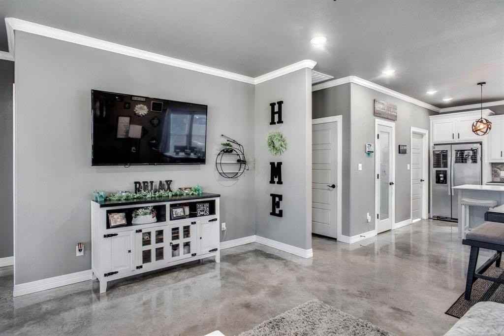 1018 Chase St - Photo 3 of 27