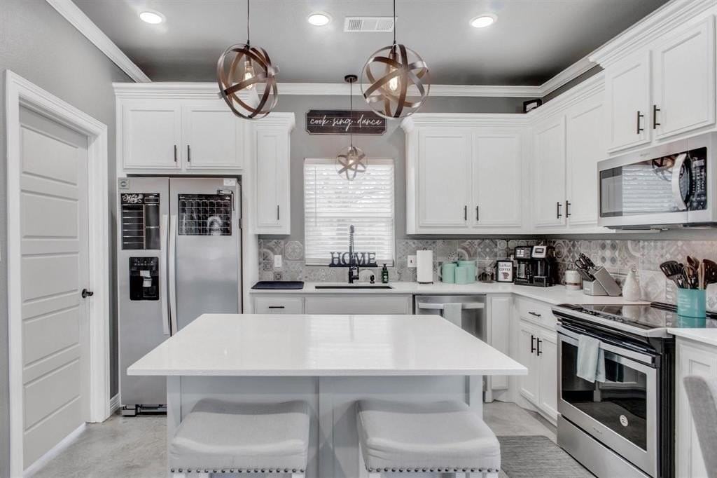 1018 Chase St - Photo 2 of 27