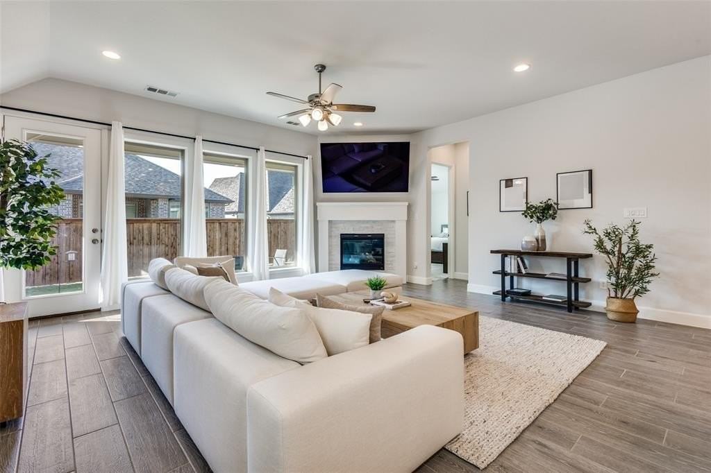 904 Saffold Trl - Photo 5 of 26