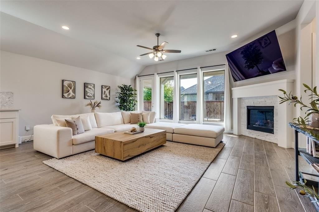 904 Saffold Trl - Photo 6 of 26